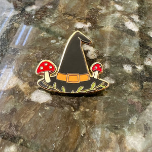 Witch Hat Enamel Pin with Mushrooms – Magical Witchy Lapel Pin, Cottagecore Nature Pin, Halloween Gift for Plant & Mushroom Lovers