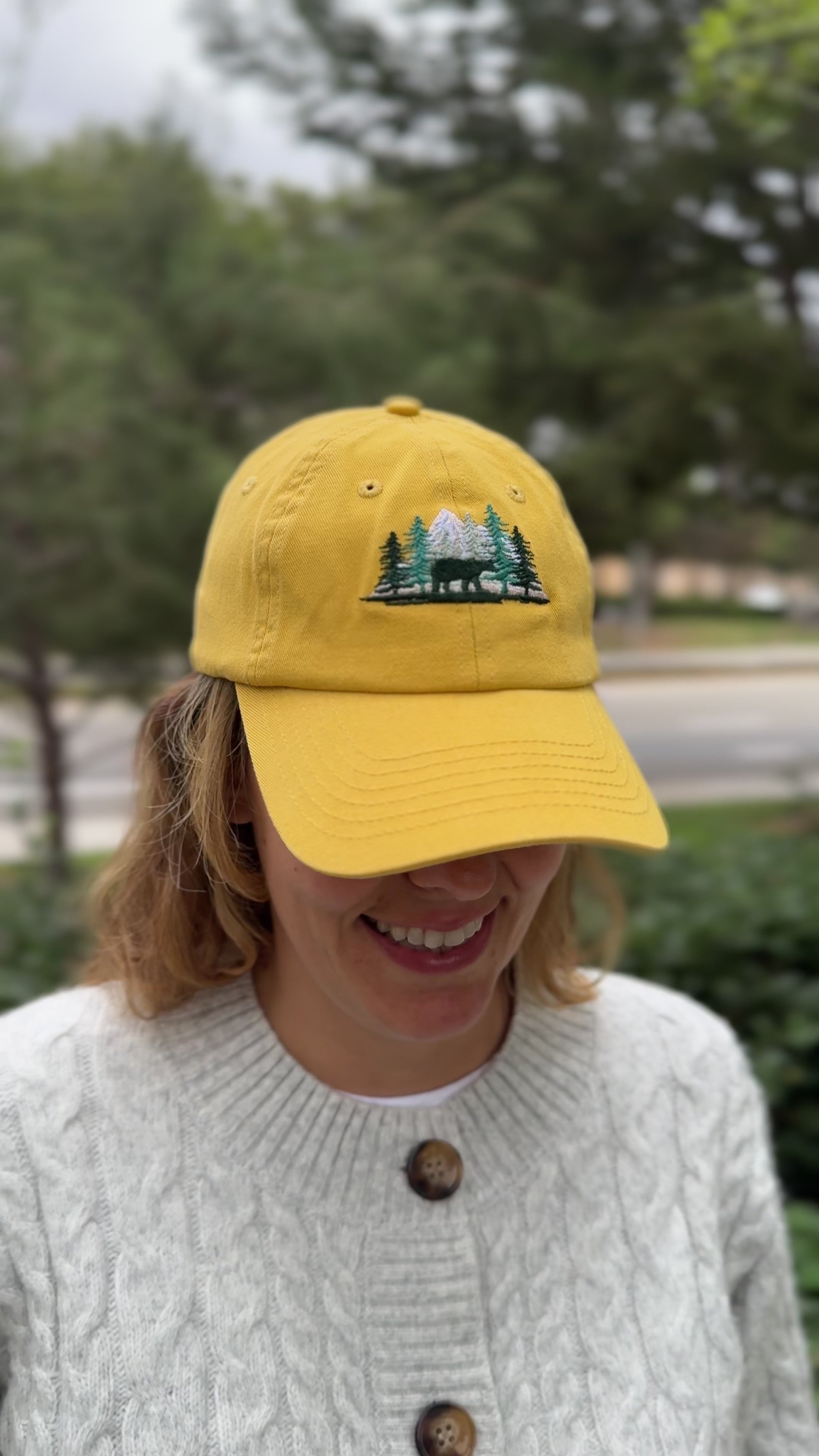 Mountain Forest Bear Hat – Embroidered Nature Scene, Adventure & Hiking Cap, Perfect Gift for Outdoor Lovers