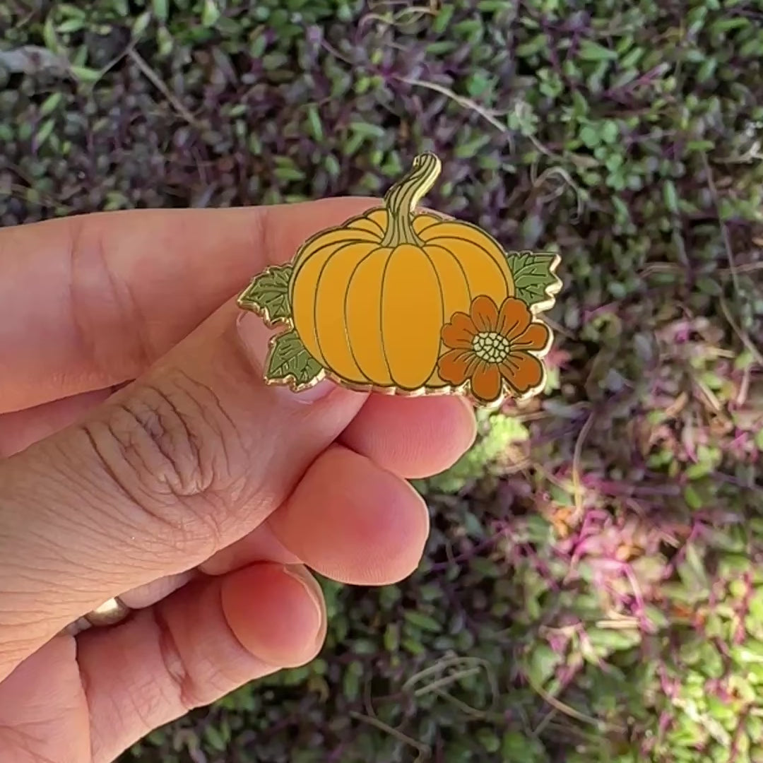 Pumpkin Enamel Pin – Cute Fall Lapel Pin for Jackets, Backpacks, Halloween & Thanksgiving – Autumn Pin Gift for Pumpkin Lovers